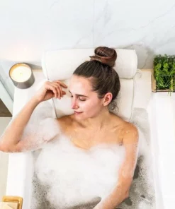 LOUZIR Luxe Home Spa Badkussen Met Zuignappen – Voor In Bad Of De Jacuzzi - Nekkussen Bad Anti Slip – Ideaal Cadeau - Hoofdsteun Kussen Met Antislip – Ideale Ontspanning Voor Hoofd En Nek -NIVEA Shop 550x550 1512